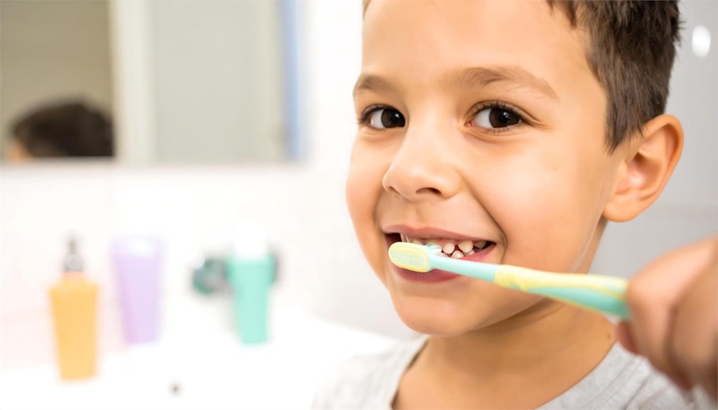 La importancia de enseñarles a los más pequeños a cuidar su higiene dental