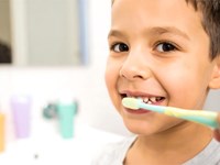 La importancia de enseñarles a los más pequeños a cuidar su higiene dental